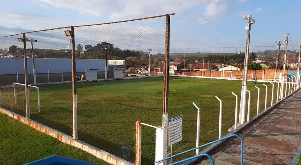 Campo de futebol com grama natural do Cisne Branco Clube